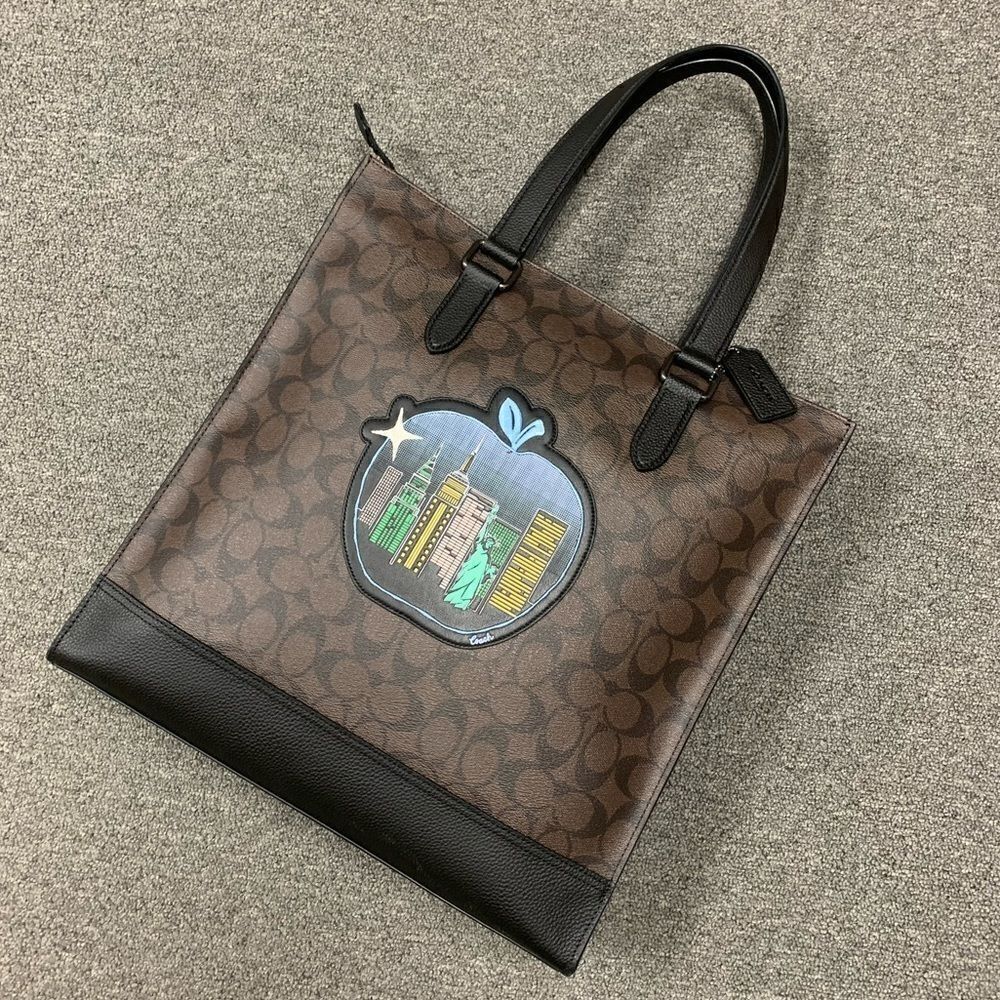 Coach Graham Structured Tote In Signature Canvas With Souvenir Patches - Picture 2 of 16